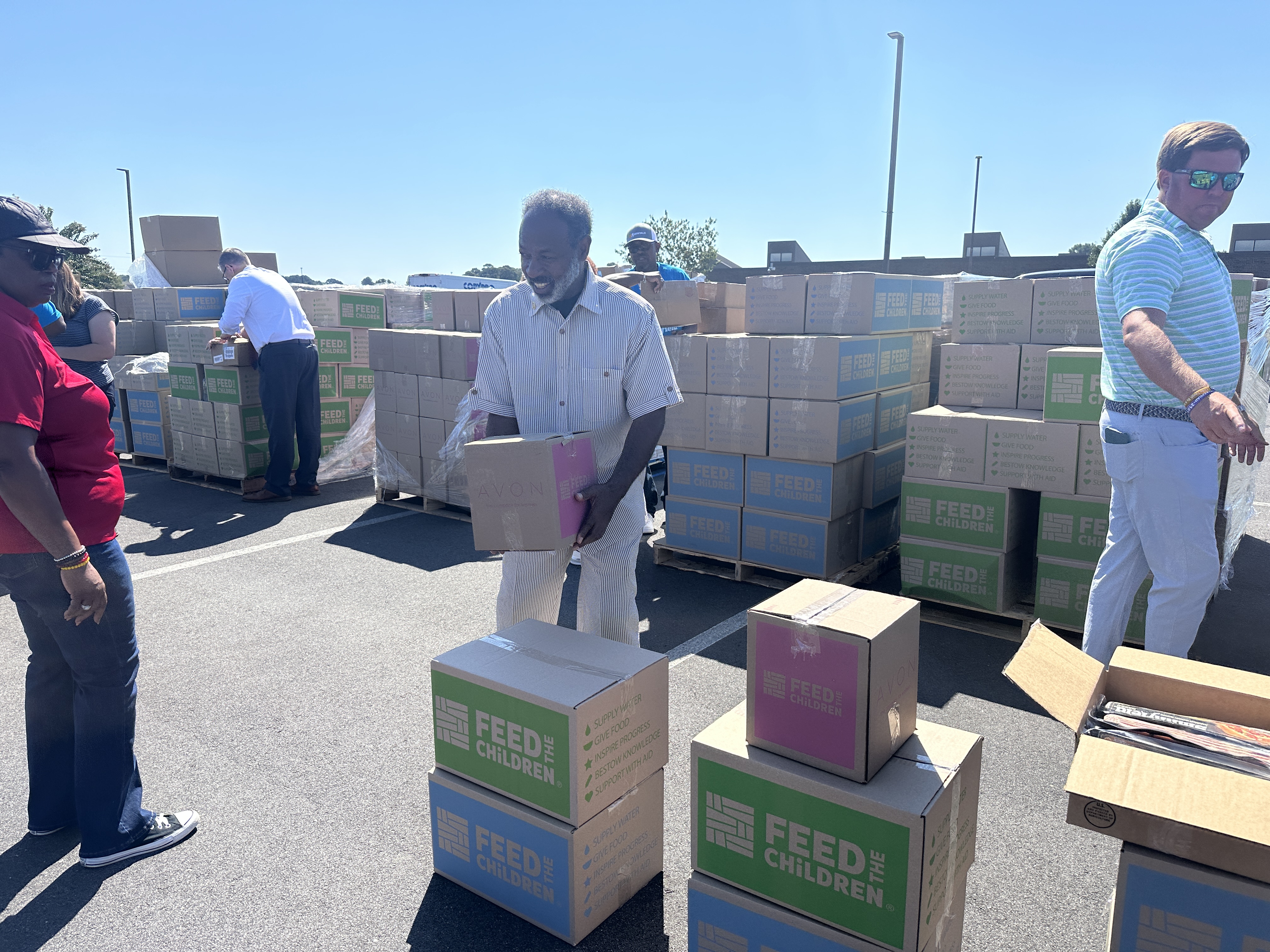 Commissioner Godwin delivers boxes.JPG